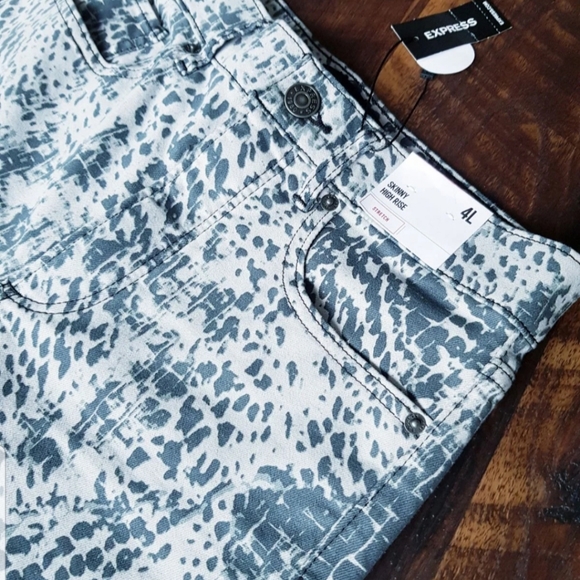 ⭐️ EXPRESS HIGH WAISTED ANIMAL PRINT - Picture 6 of 7